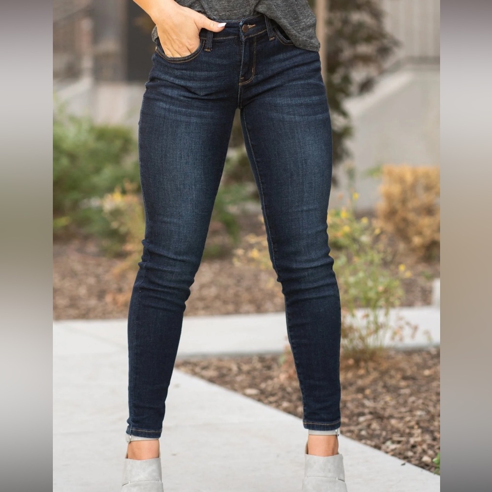 Judy Blue 22W Skinny Jeans